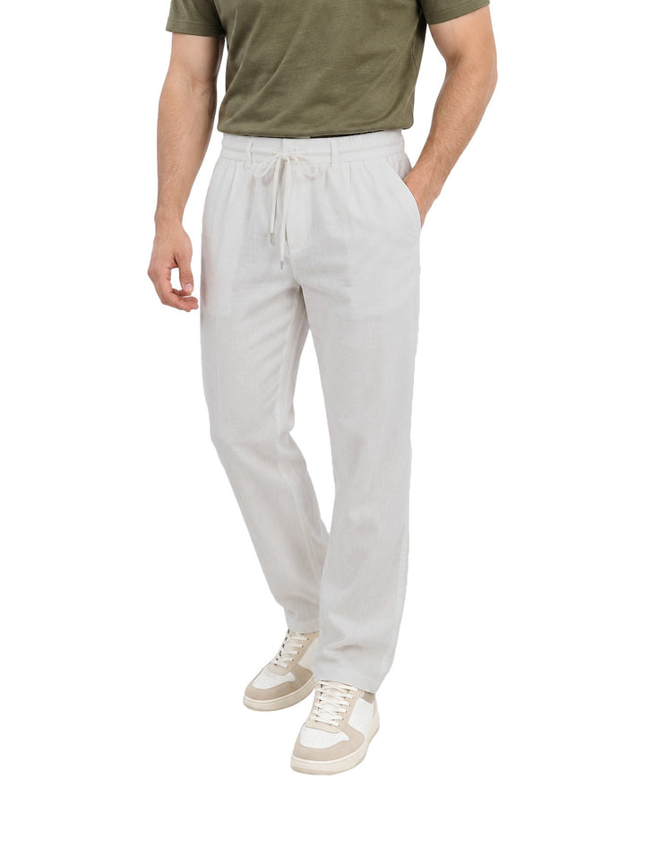 Hombre vistiendo pantalón ATOK color off white con cintura elástica y cordón, estilo casual.