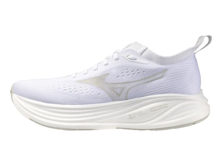 Tenis deportivos Mizuno Neo Zen 2 en color blanco con detalles en azul claro y suela blanca robusta.