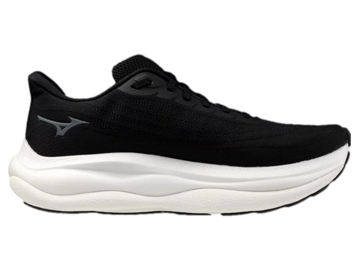 Tenis deportivos Mizuno color negro con suela blanca gruesa y logo gris en el lateral.