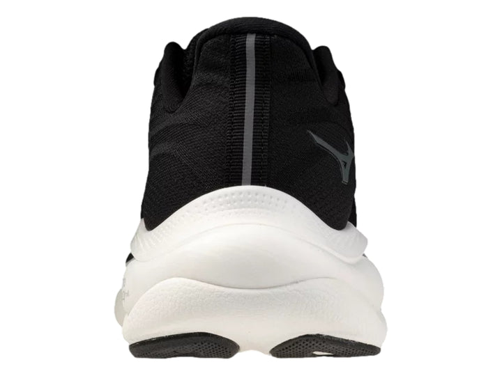Tenis deportivos Mizuno color negro con suela blanca gruesa y logo gris en el lateral.