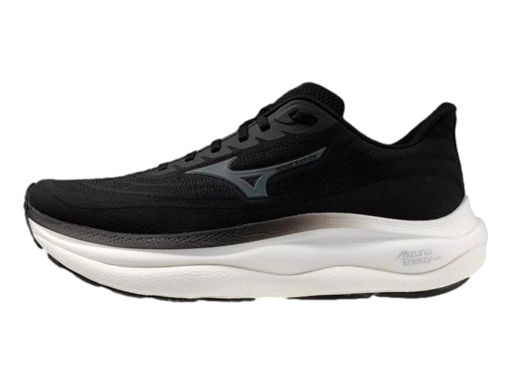 Tenis deportivos Mizuno color negro con suela blanca gruesa y logo gris en el lateral.