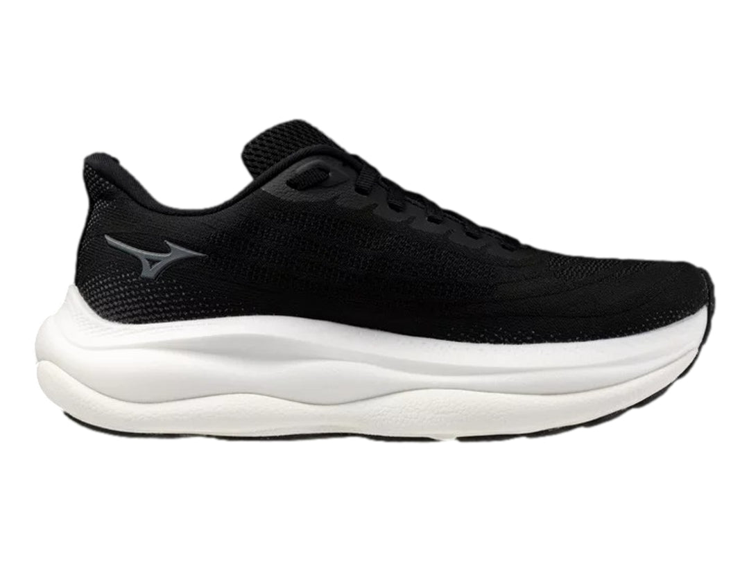 Tenis deportivos Mizuno color negro con suela blanca y logotipo gris metálico.