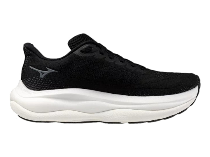Tenis deportivos Mizuno color negro con suela blanca y logotipo gris metálico.