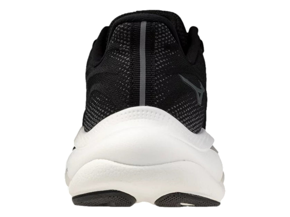 Tenis deportivos Mizuno color negro con suela blanca y logotipo gris metálico.