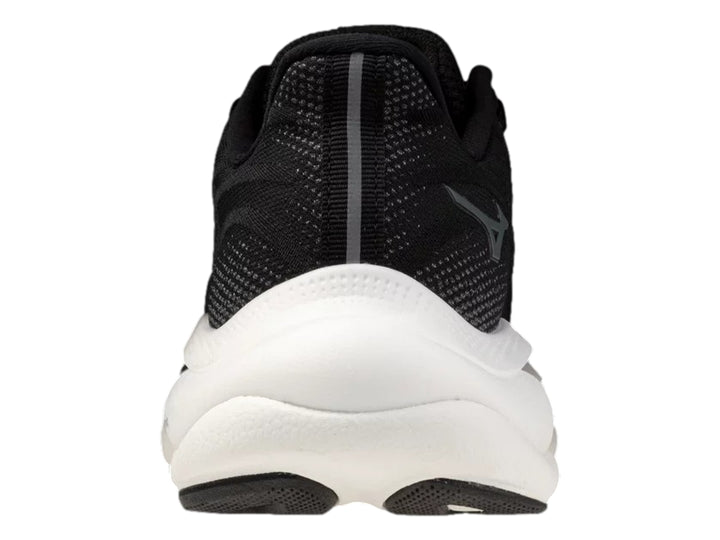 Tenis deportivos Mizuno color negro con suela blanca y logotipo gris metálico.