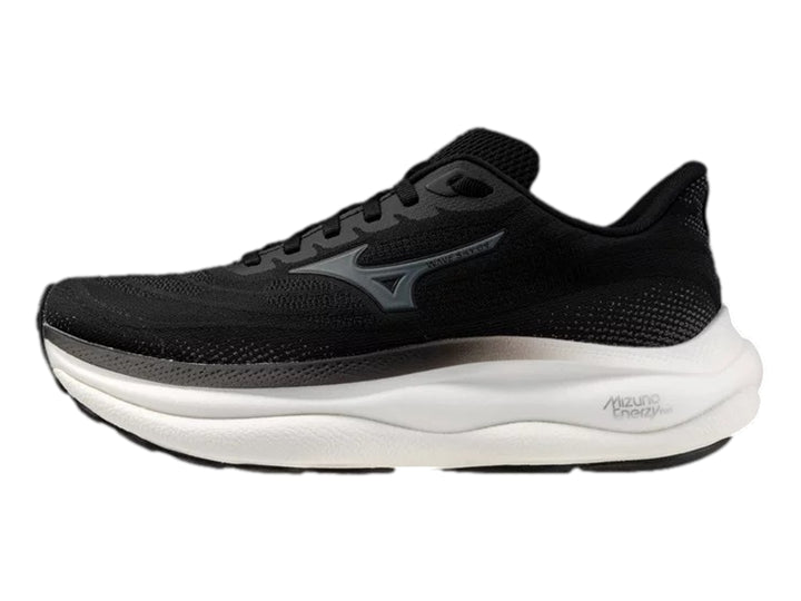 Tenis deportivos Mizuno color negro con suela blanca y logotipo gris metálico.