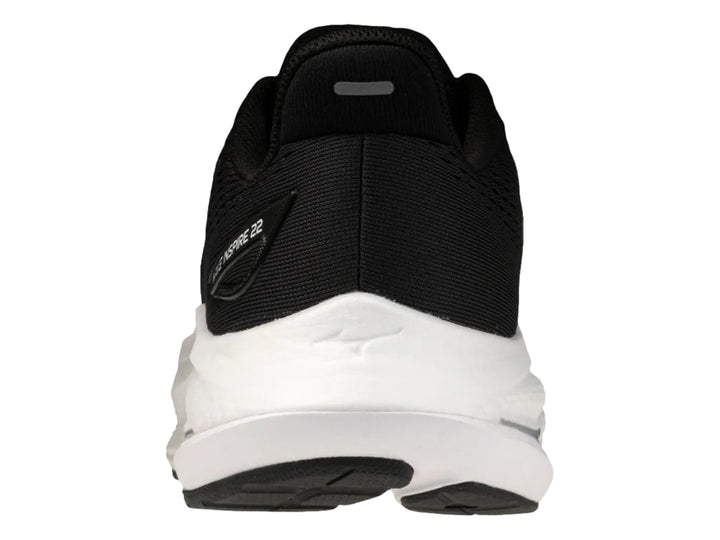 Tenis deportivos Mizuno Wave Inspire 22 color negro con suela blanca y detalles en gris.