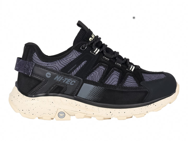 Zapato deportivo HI-TEC de corte bajo en color negro con suela color crema moteada.