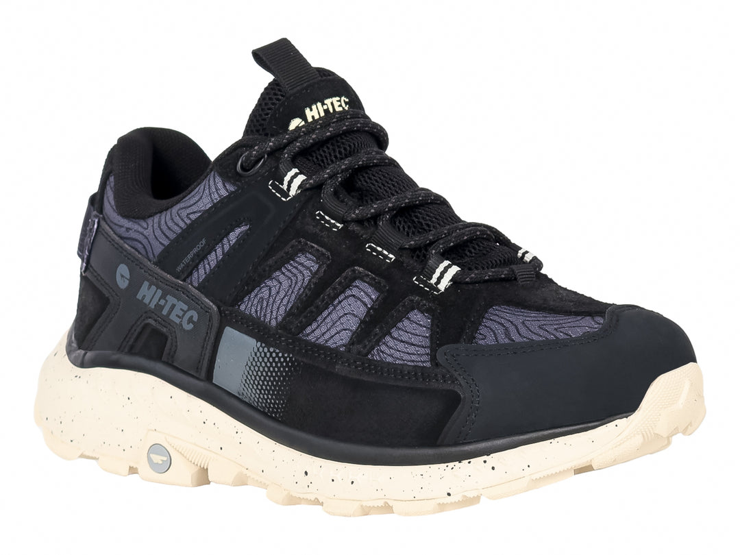 Zapato deportivo HI-TEC de corte bajo en color negro con suela color crema moteada.