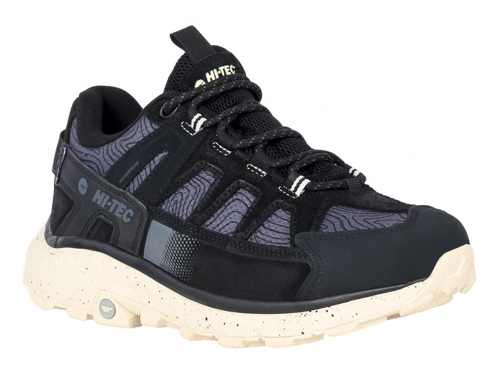 Zapato deportivo HI-TEC de corte bajo en color negro con suela color crema moteada.