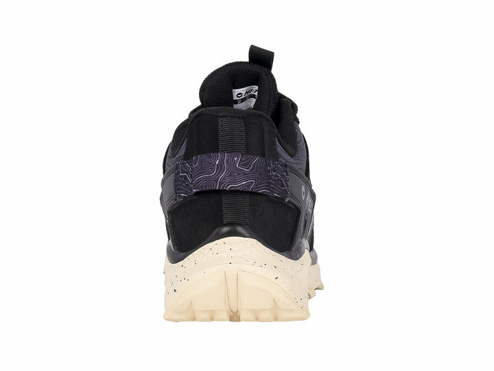 Zapato deportivo HI-TEC de corte bajo en color negro con suela color crema moteada.