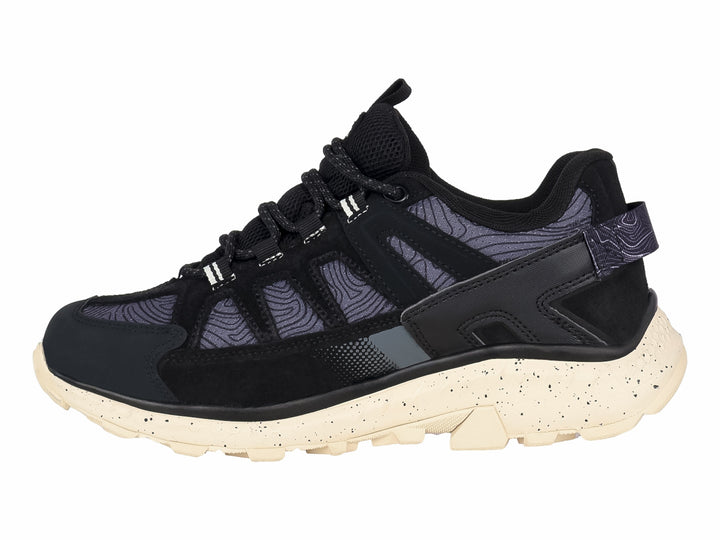 Zapato deportivo HI-TEC de corte bajo en color negro con suela color crema moteada.