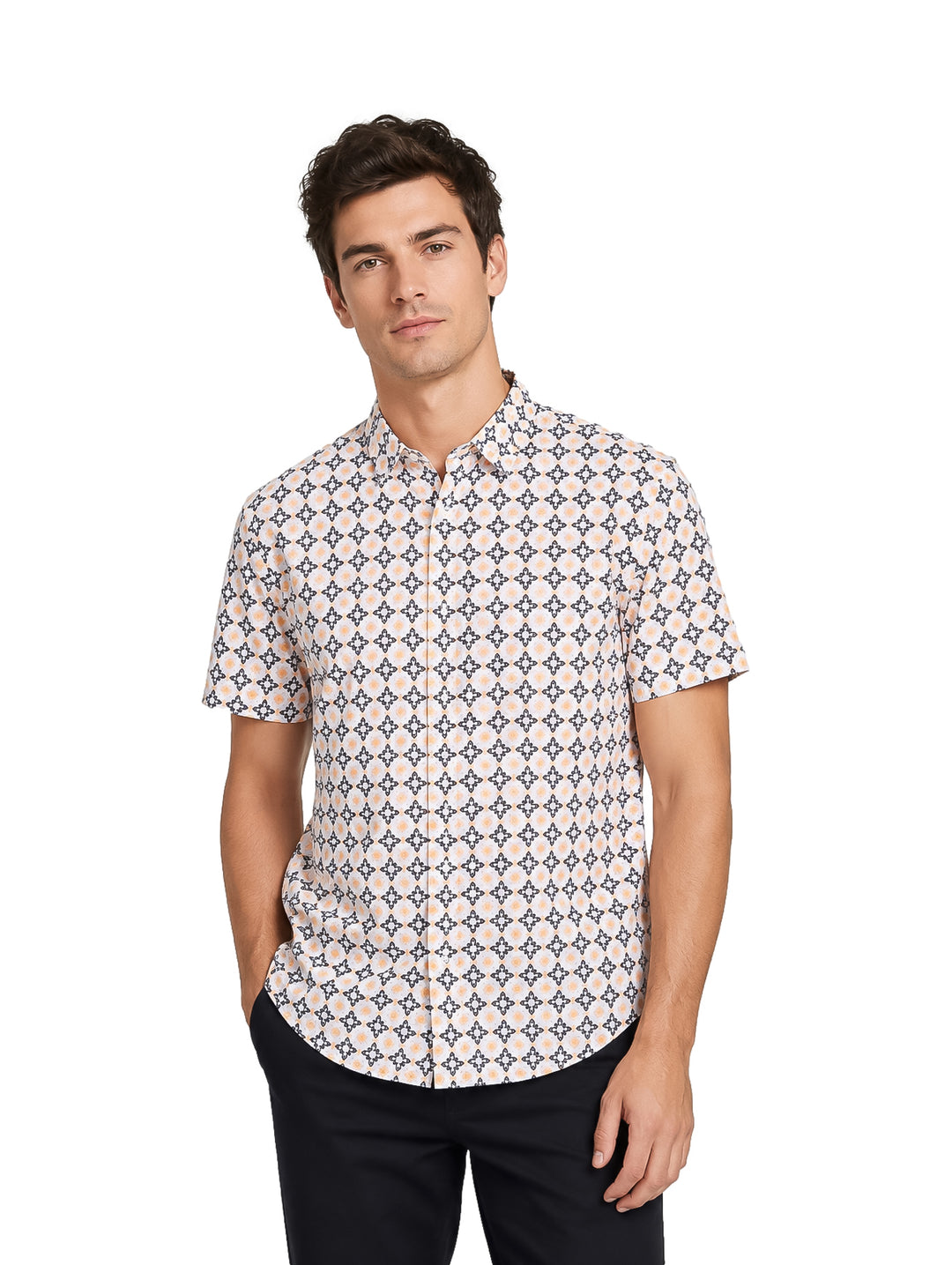 Hombre vistiendo camisa de manga corta color blanco y amarillo con estampado geométrico y pantalones oscuros.
