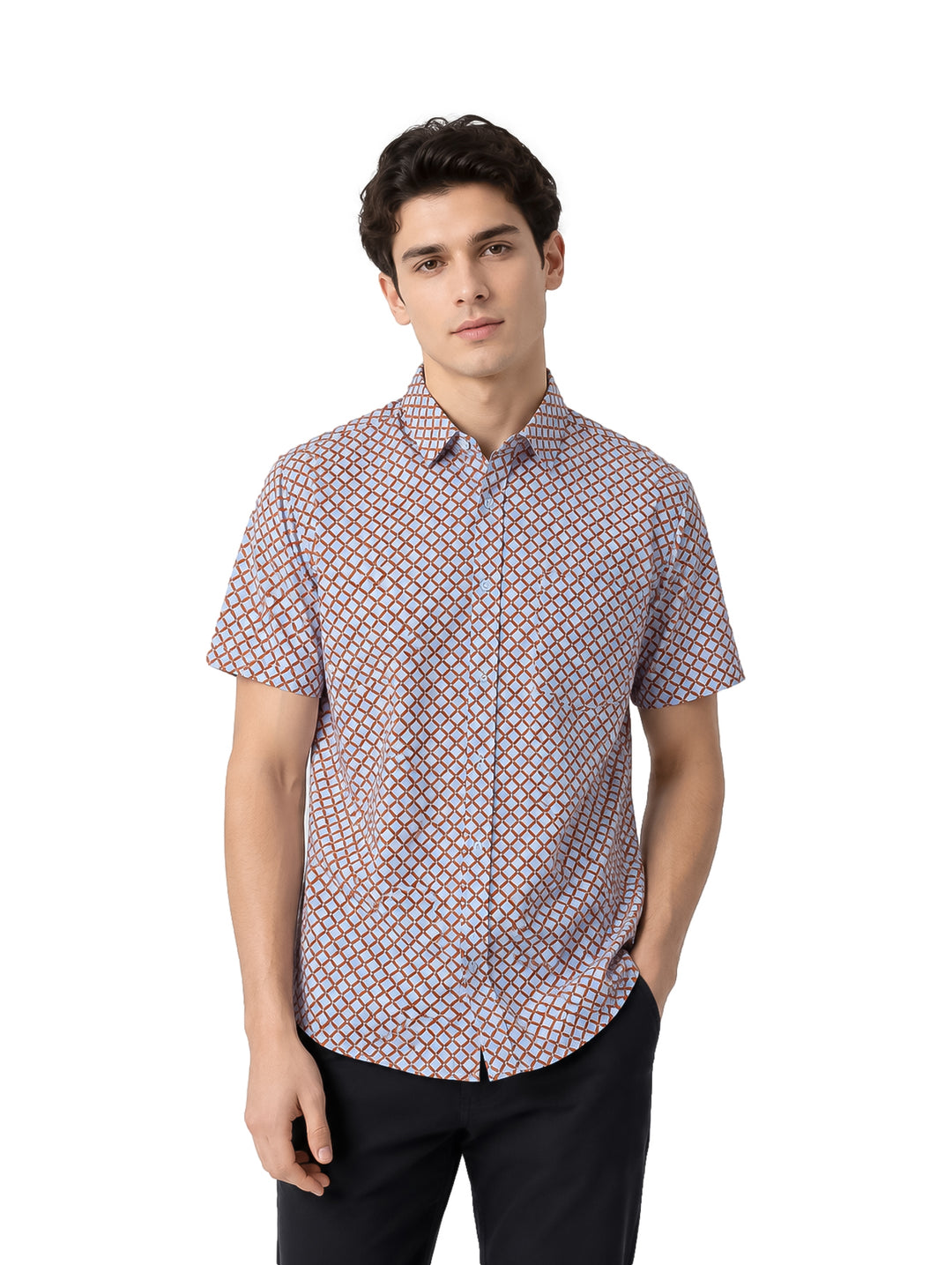 Hombre vistiendo camisa de manga corta azul con estampado de rombos color terracota.