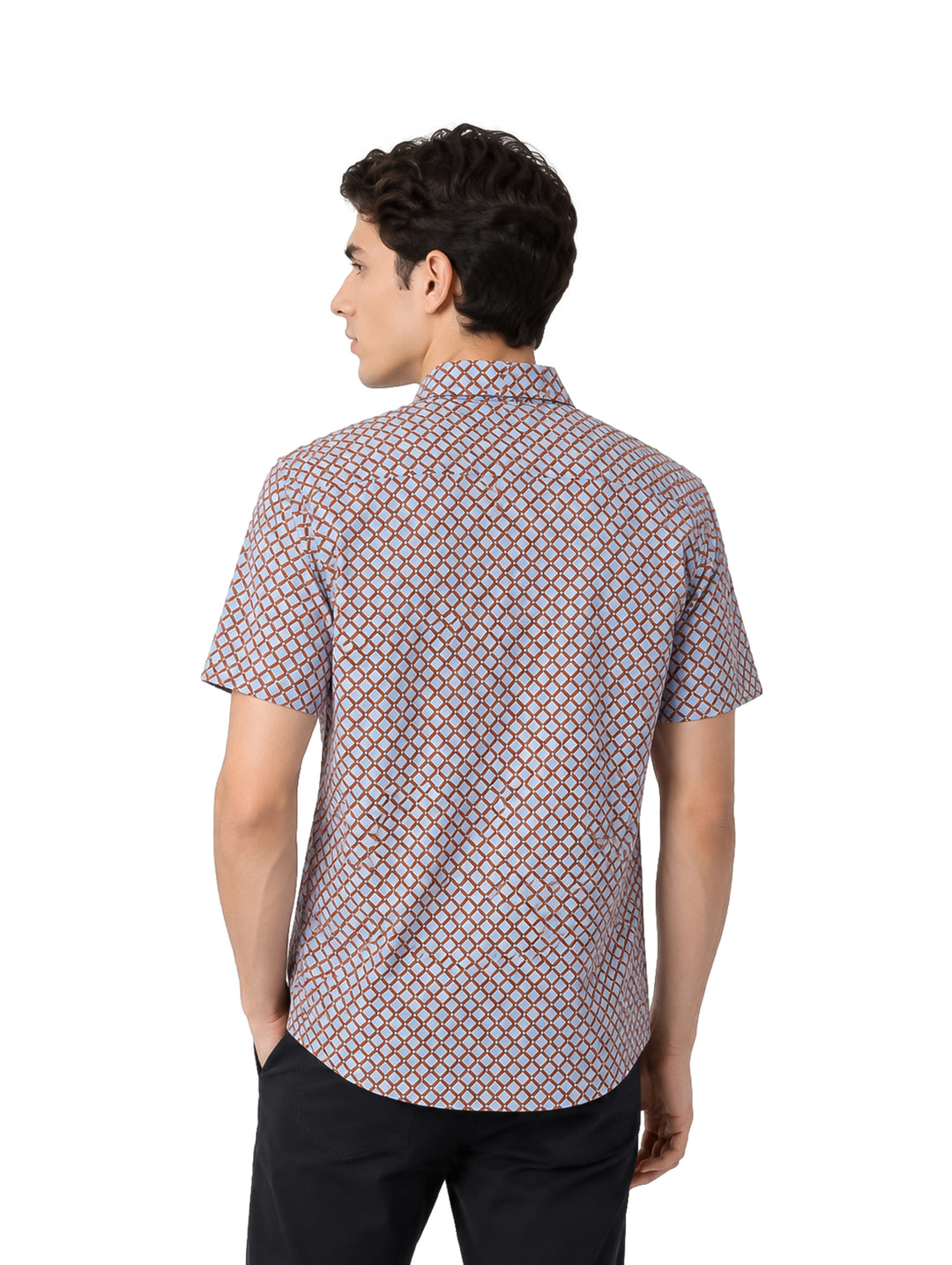 Hombre vistiendo camisa de manga corta azul con estampado de rombos color terracota.