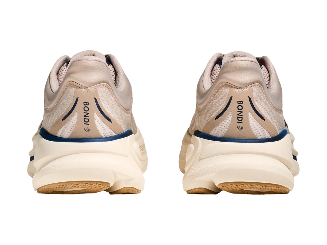 Tenis deportivos HOKA Bondi 9 en color beige con detalles en azul y suela blanca ancha.