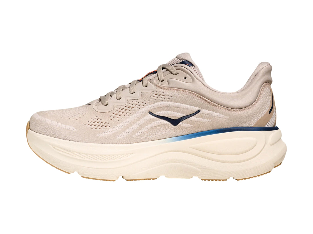 Tenis deportivos HOKA Bondi 9 en color beige con detalles en azul y suela blanca ancha.