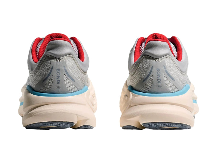 Tenis deportivos HOKA Bondi 9 en color gris con suela beige, detalles en azul claro y forro interior rojo.