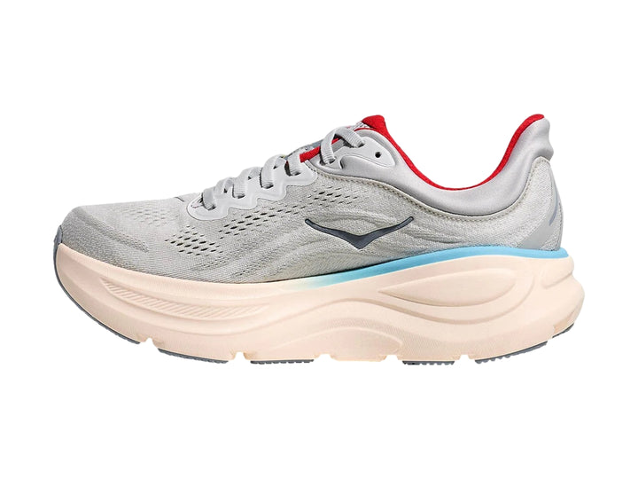 Tenis deportivos HOKA Bondi 9 en color gris con suela beige, detalles en azul claro y forro interior rojo.