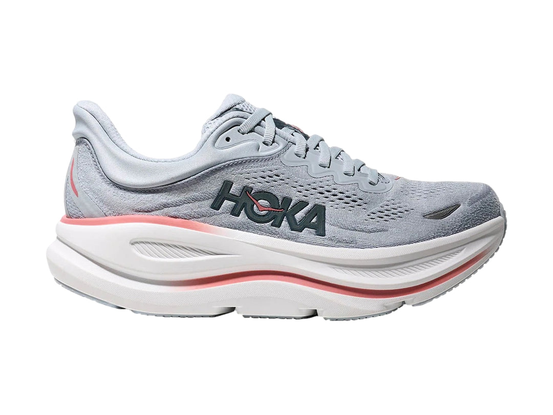 Tenis deportivos HOKA Bondi 9 color azul mineral con suela blanca y detalles en coral.