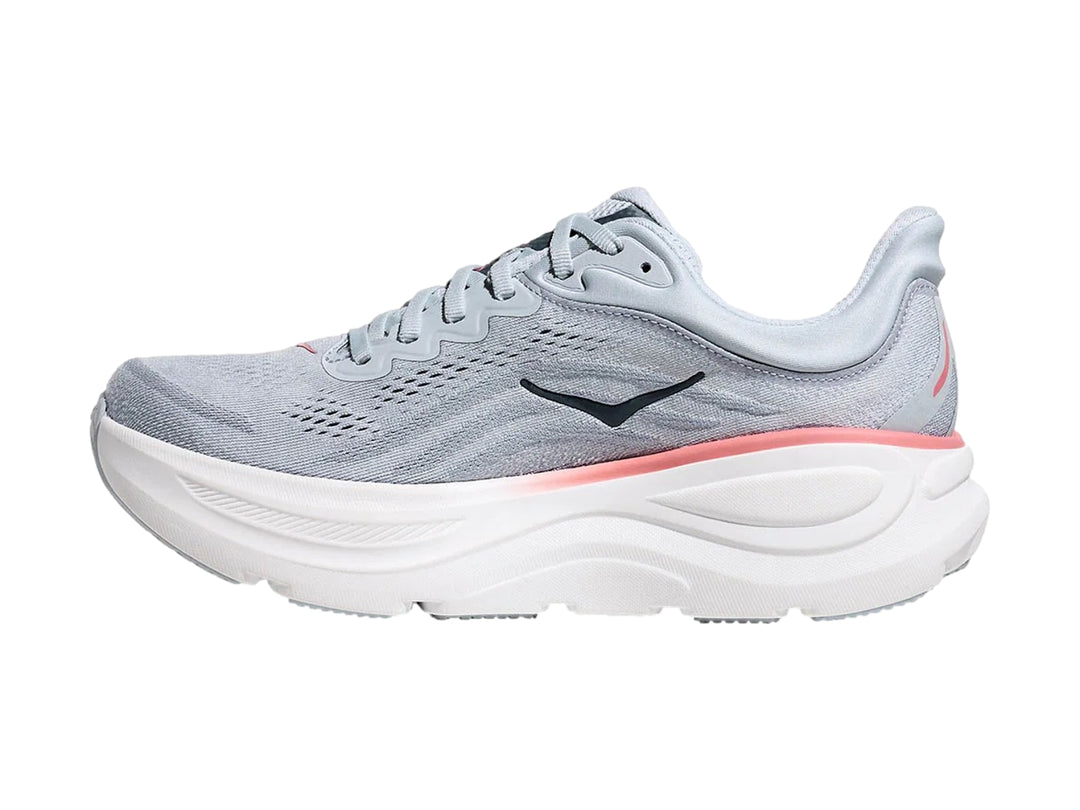 Tenis deportivos HOKA Bondi 9 color azul mineral con suela blanca y detalles en coral.