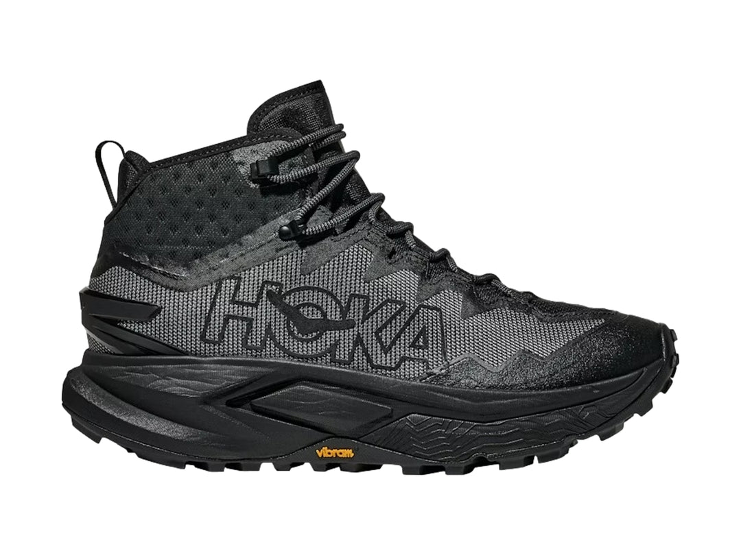 Bota de senderismo HOKA Mafate Hike en color negro y gris oscuro con suela robusta Vibram.