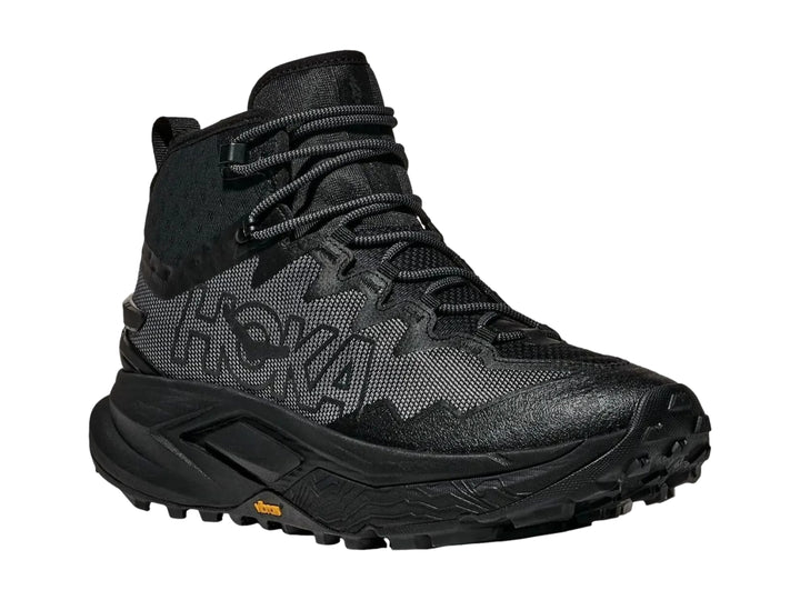 Bota de senderismo HOKA Mafate Hike en color negro y gris oscuro con suela robusta Vibram.