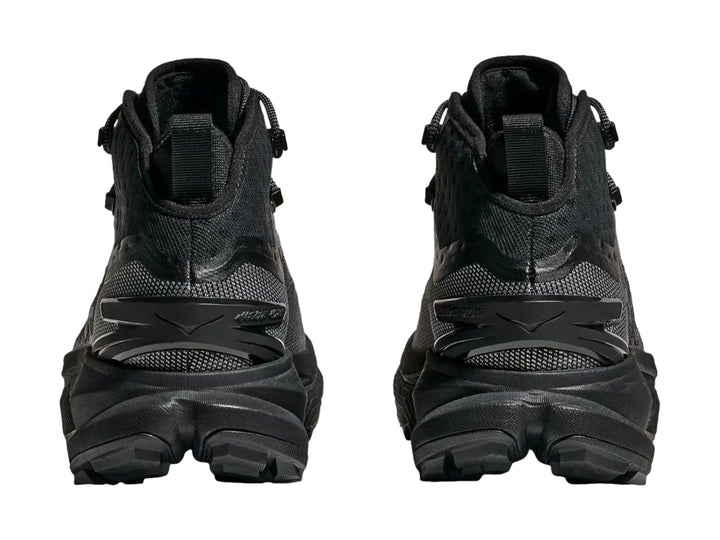 Bota de senderismo HOKA Mafate Hike en color negro y gris oscuro con suela robusta Vibram.