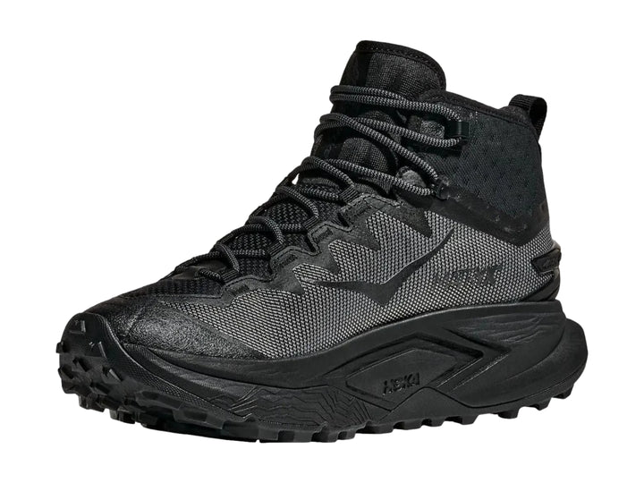 Bota de senderismo HOKA Mafate Hike en color negro y gris oscuro con suela robusta Vibram.