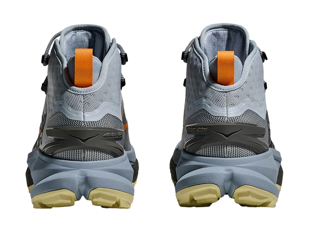 Botín de senderismo HOKA Mafate Hike color azul mineral con detalles en naranja y suela beige.