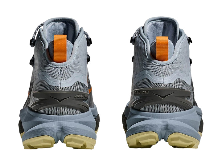 Botín de senderismo HOKA Mafate Hike color azul mineral con detalles en naranja y suela beige.