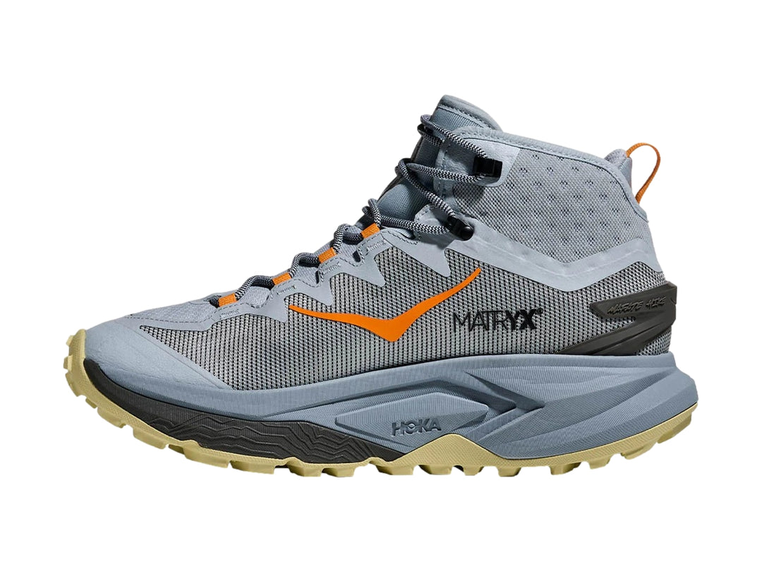 Botín de senderismo HOKA Mafate Hike color azul mineral con detalles en naranja y suela beige.