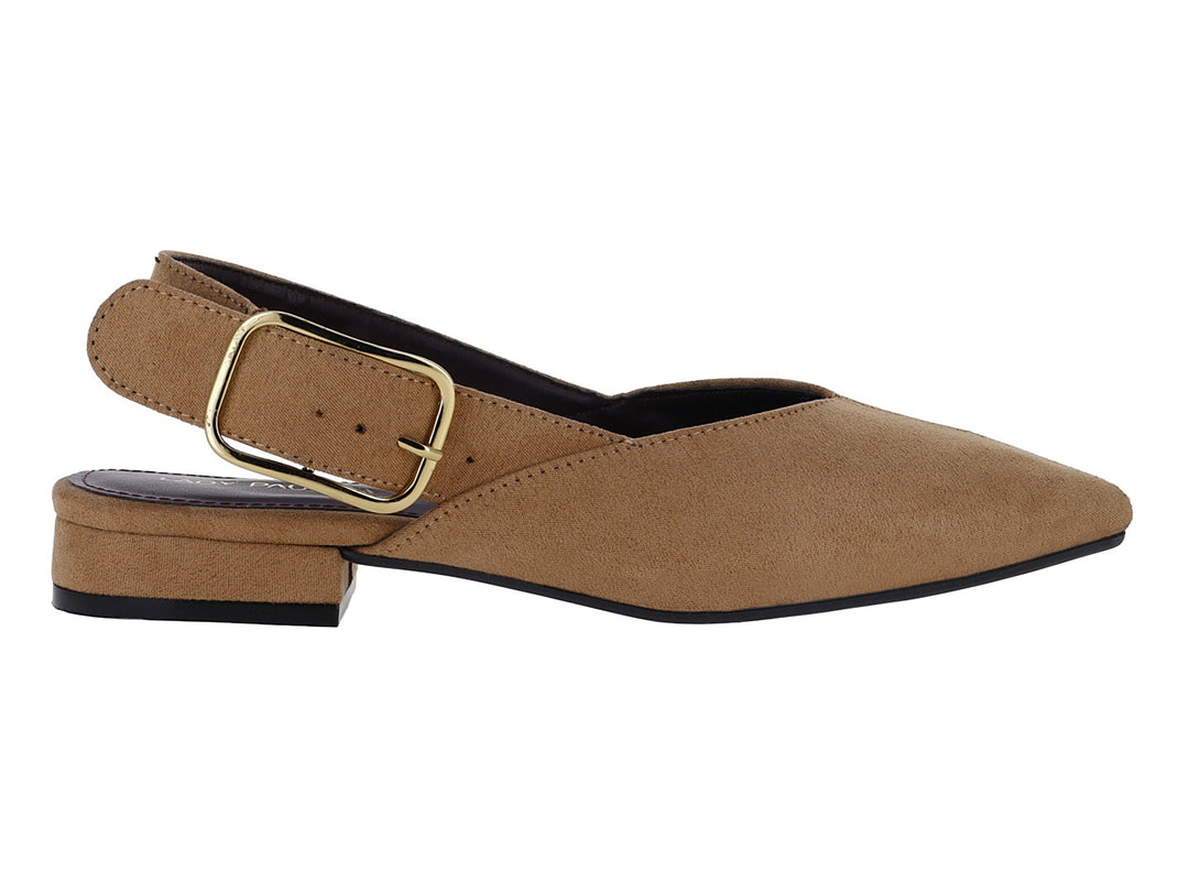 Zapato plano color camel para mujer con hebilla dorada y tacón bajo cuadrado.