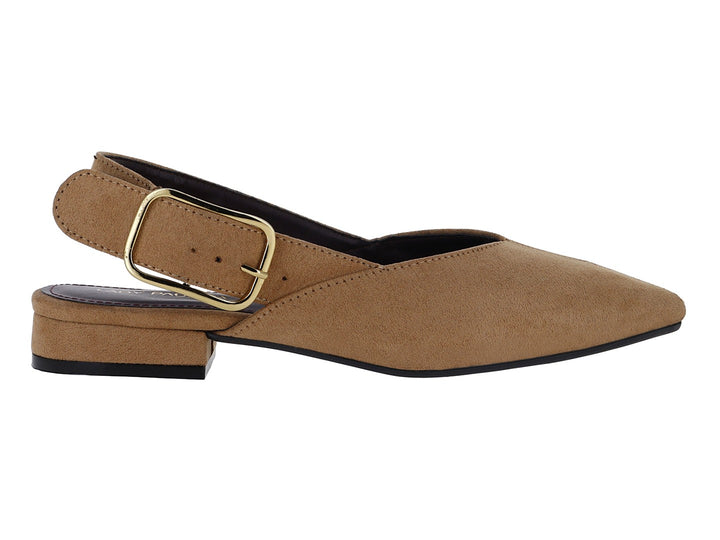 Zapato plano color camel para mujer con hebilla dorada y tacón bajo cuadrado.