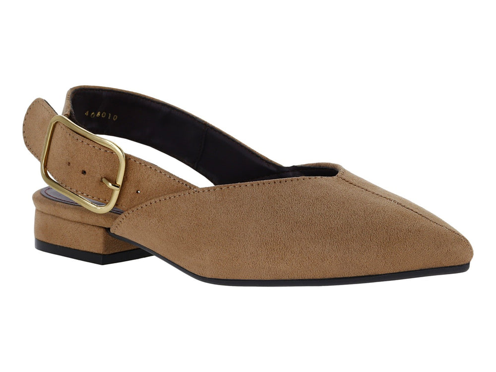 Zapato plano color camel para mujer con hebilla dorada y tacón bajo cuadrado.