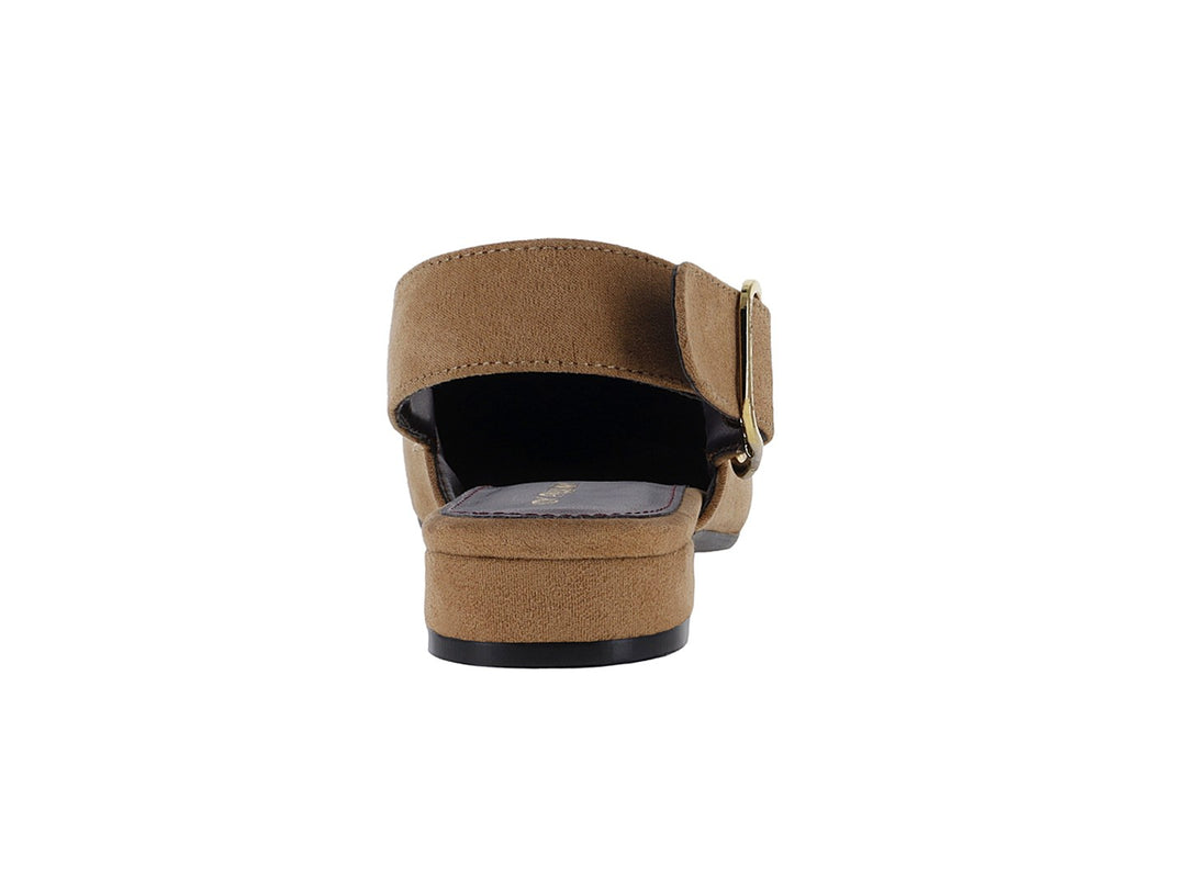 Zapato plano color camel para mujer con hebilla dorada y tacón bajo cuadrado.