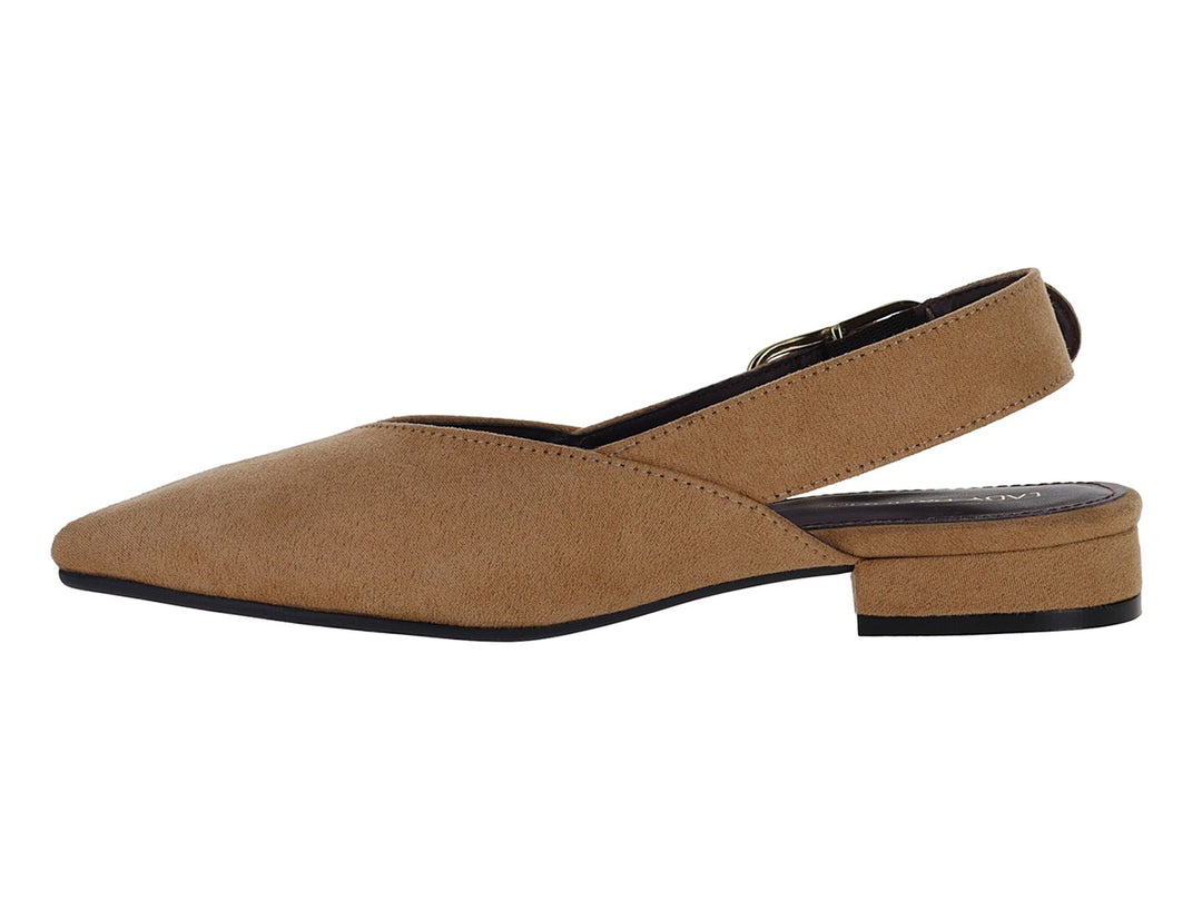 Zapato plano color camel para mujer con hebilla dorada y tacón bajo cuadrado.