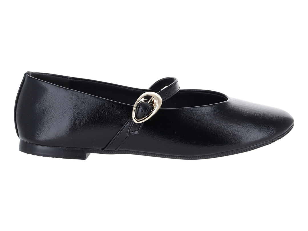 Zapato plano tipo ballerina color negro con hebilla dorada decorativa.