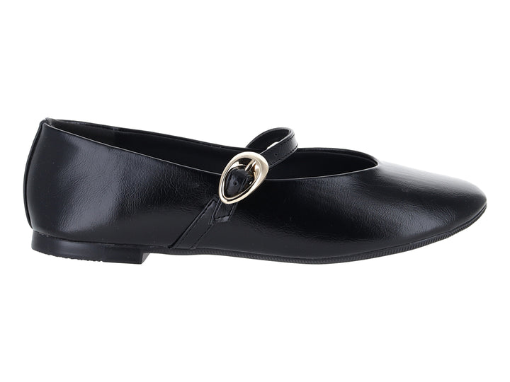Zapato plano tipo ballerina color negro con hebilla dorada decorativa.