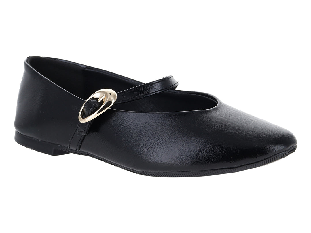 Zapato plano tipo ballerina color negro con hebilla dorada decorativa.