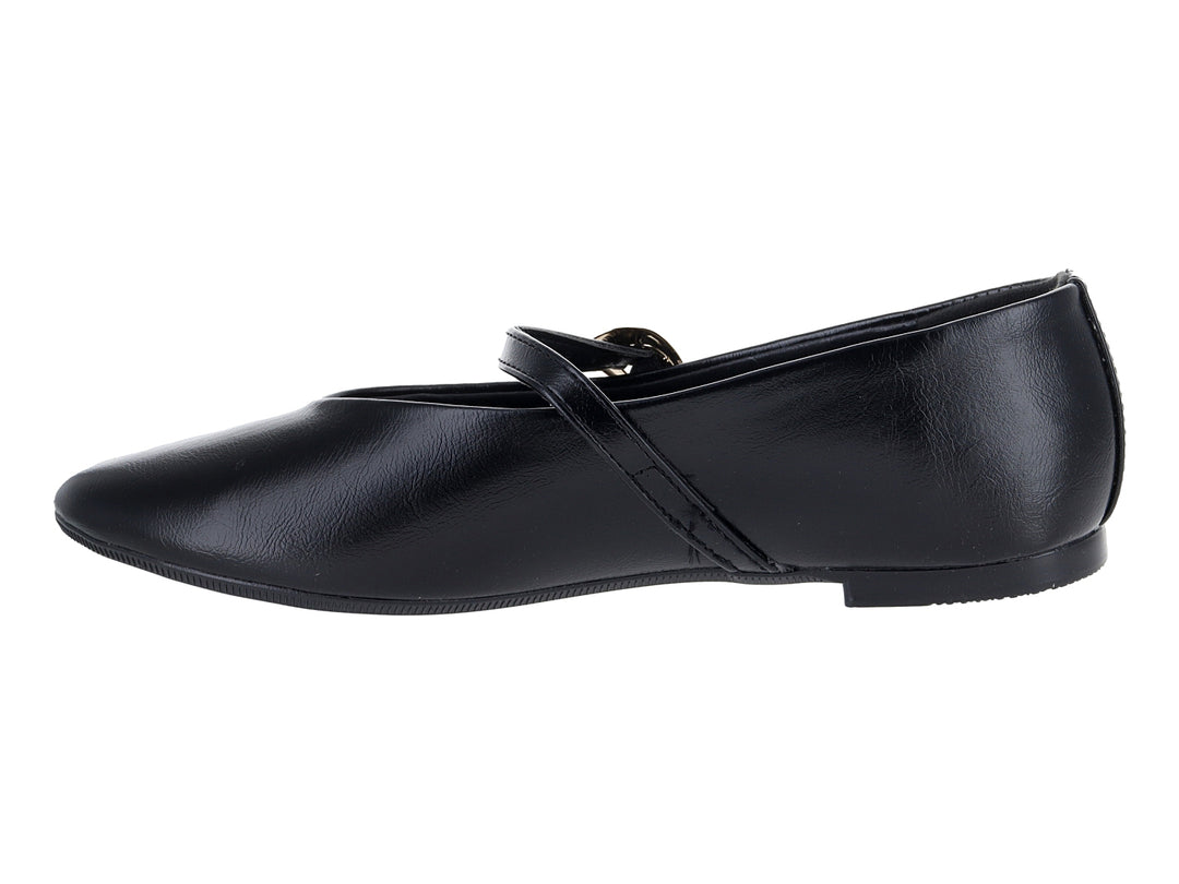 Zapato plano tipo ballerina color negro con hebilla dorada decorativa.