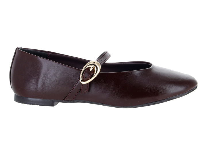 Zapato plano tipo ballerina color vino con hebilla dorada decorativa.