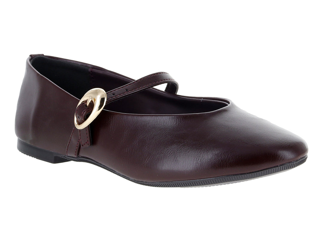 Zapato plano tipo ballerina color vino con hebilla dorada decorativa.