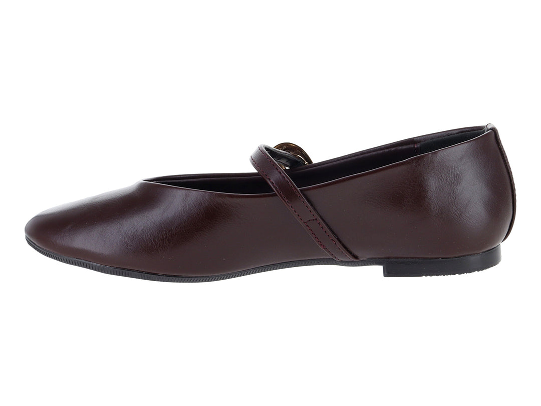 Zapato plano tipo ballerina color vino con hebilla dorada decorativa.