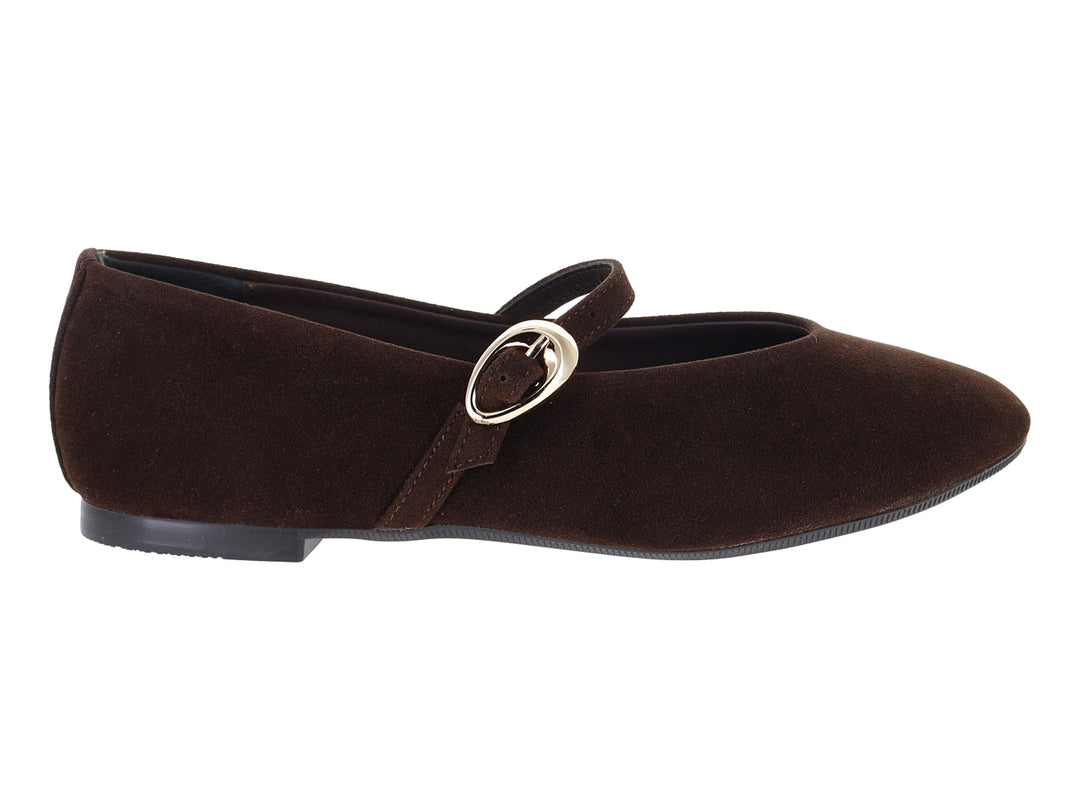 Zapato tipo ballerina color chocolate con hebilla dorada en la parte superior.