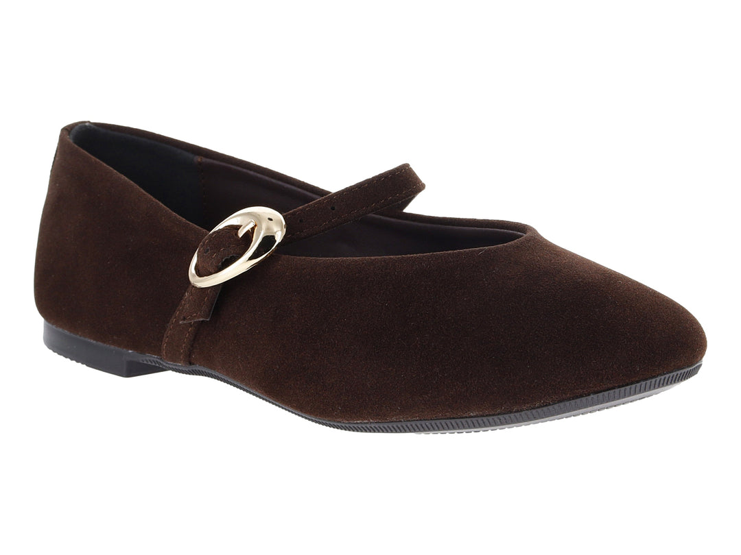 Zapato tipo ballerina color chocolate con hebilla dorada en la parte superior.