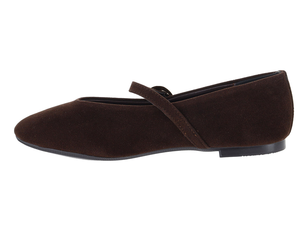 Zapato tipo ballerina color chocolate con hebilla dorada en la parte superior.