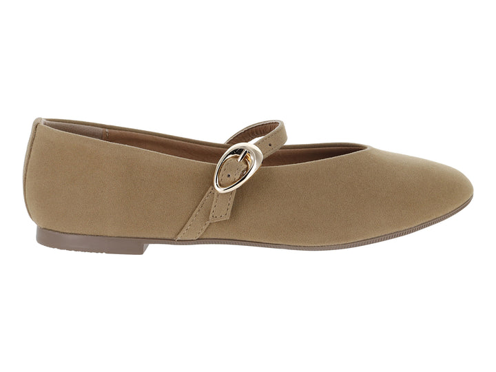 Zapato plano tipo ballerina color arena con detalle de hebilla dorada en el empeine.