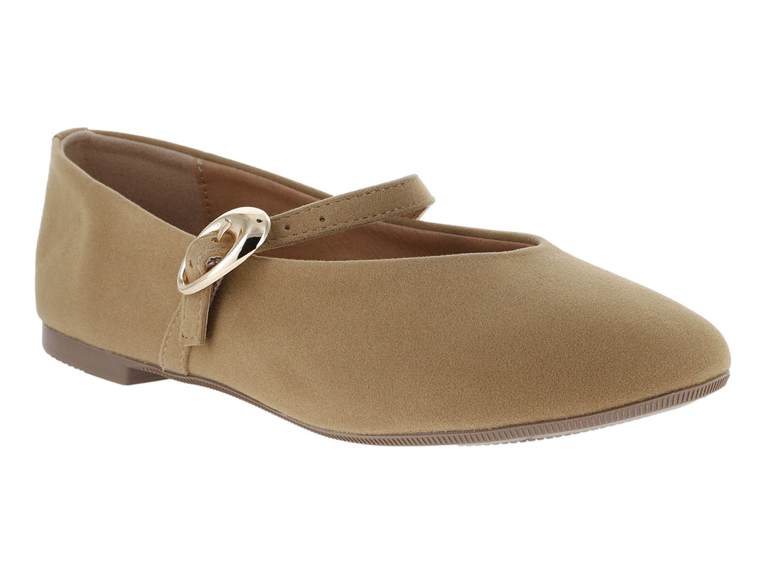 Zapato plano tipo ballerina color arena con detalle de hebilla dorada en el empeine.