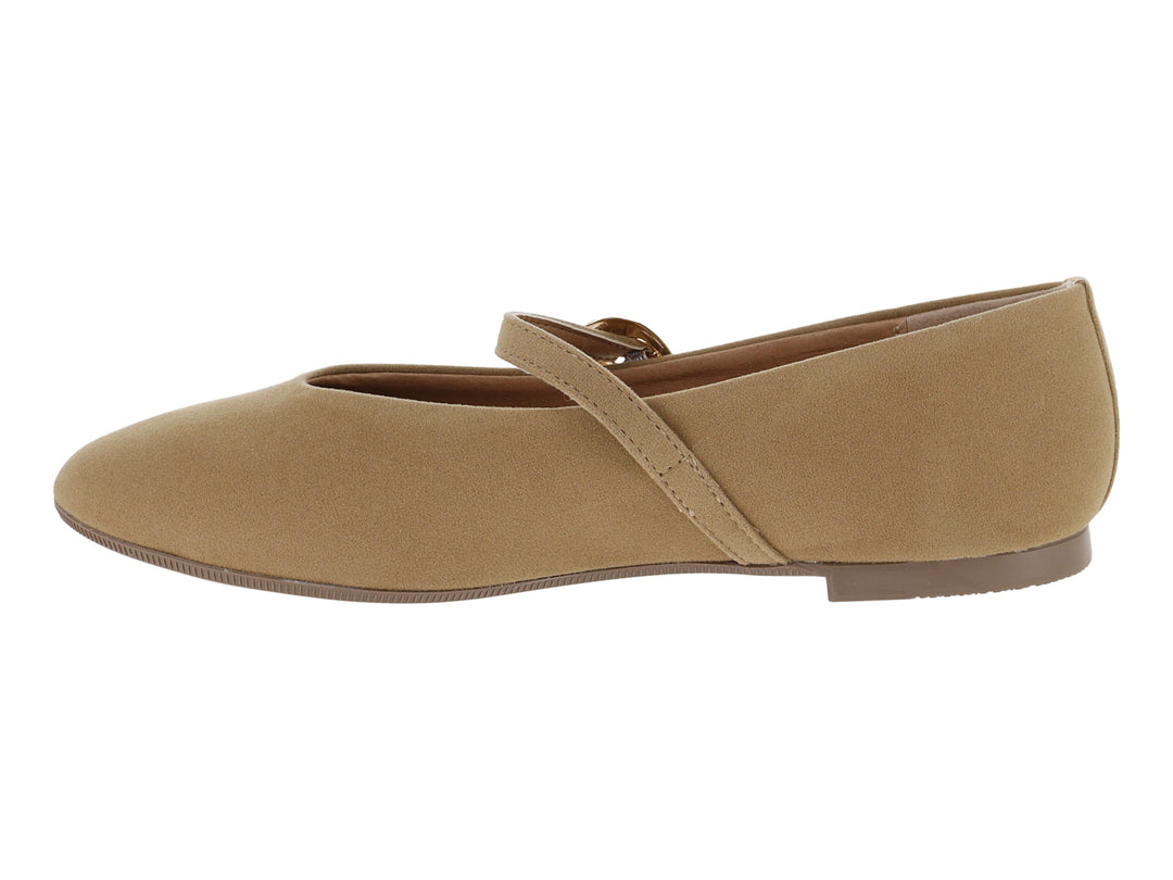 Zapato plano tipo ballerina color arena con detalle de hebilla dorada en el empeine.